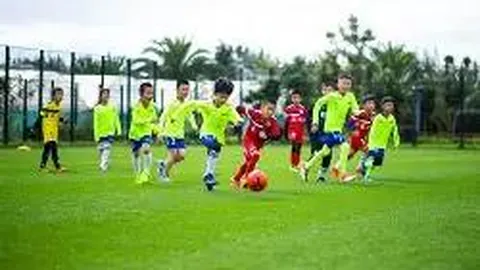 “青岛24支民间足球队激战“社区杯”足球赛”